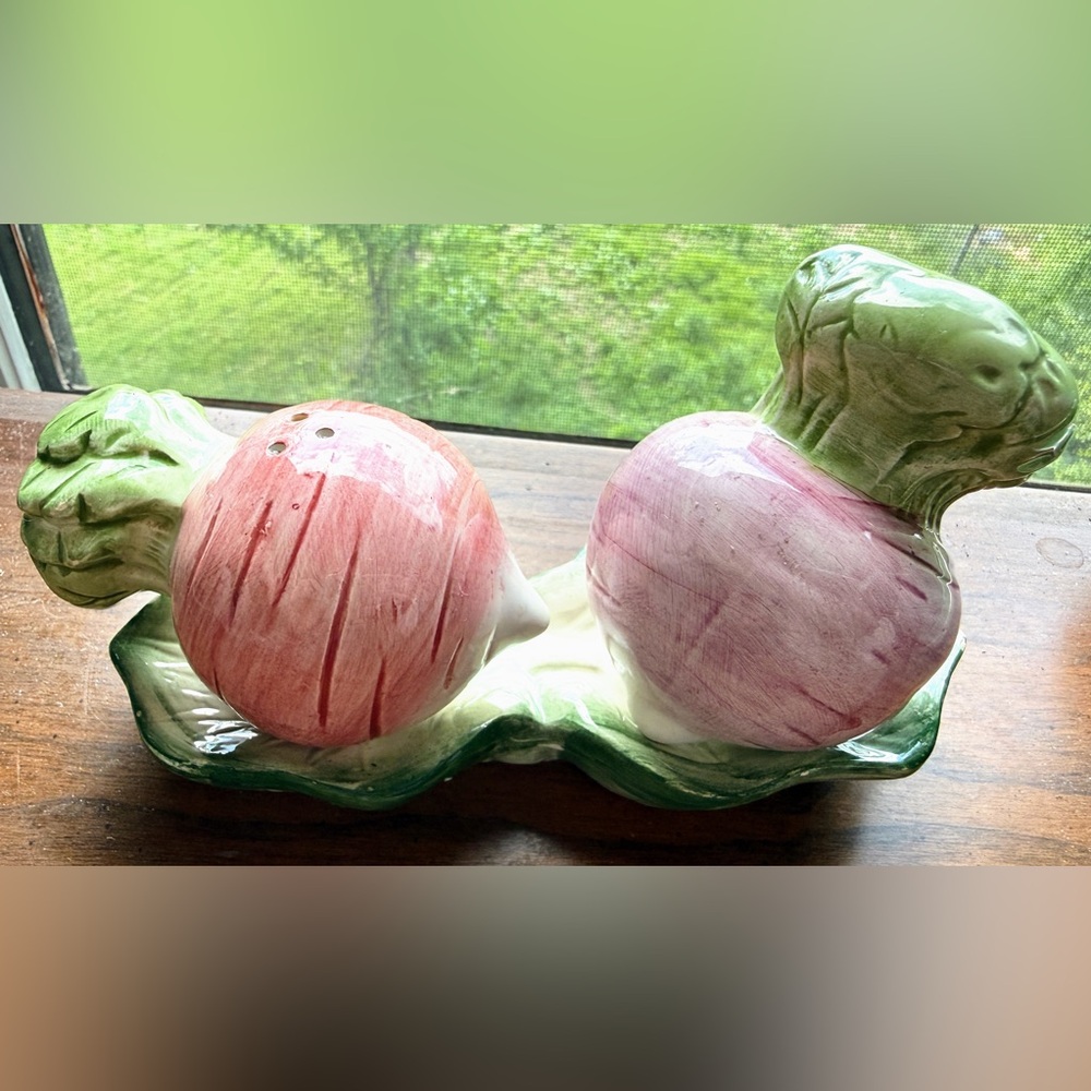 Fitz and Floyd Vintage Ceramic Vegetable (Radish/Turnip) Salt and Pepper Shakers - Picture 2 of 10